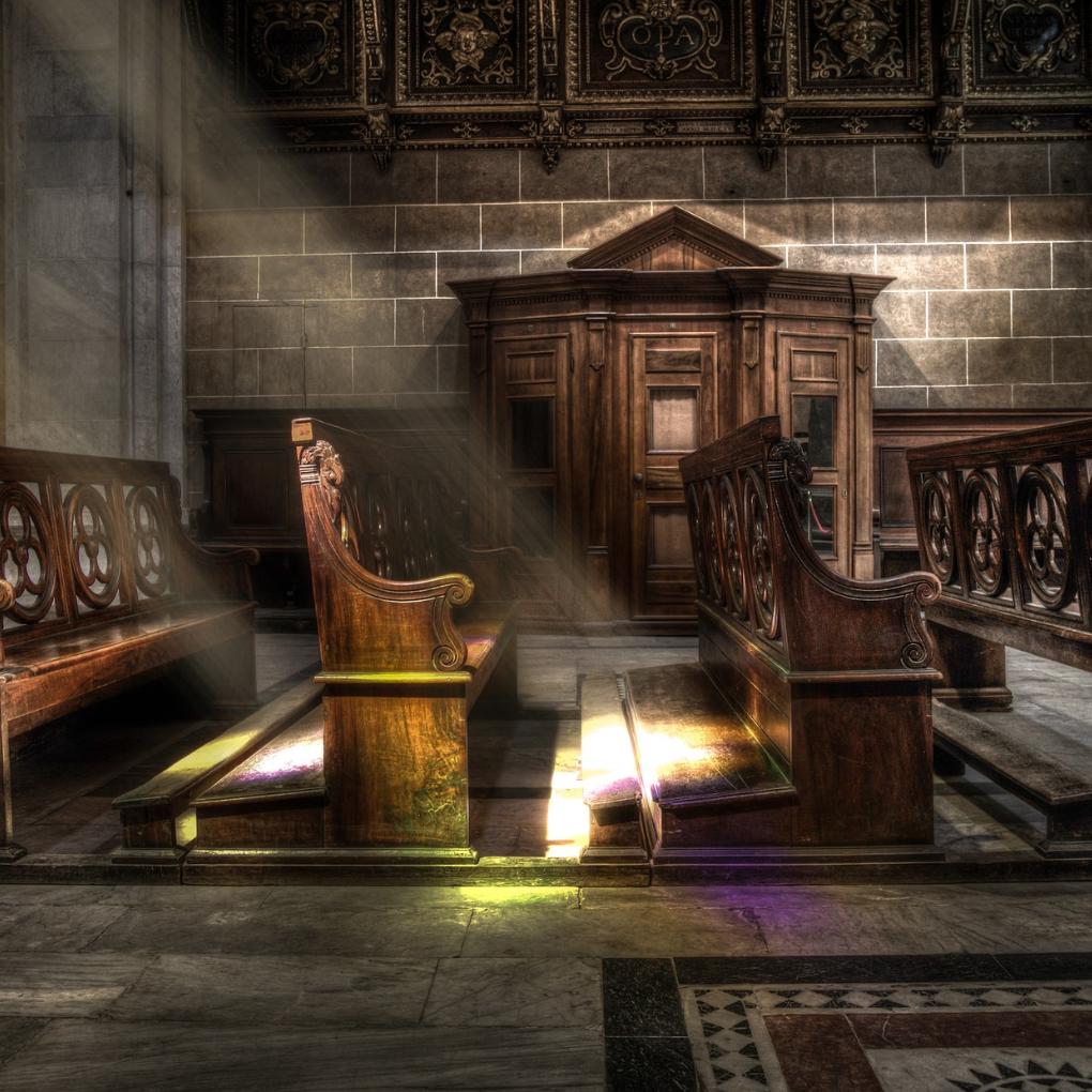 Lichtstrahl auf Kirchenbänke