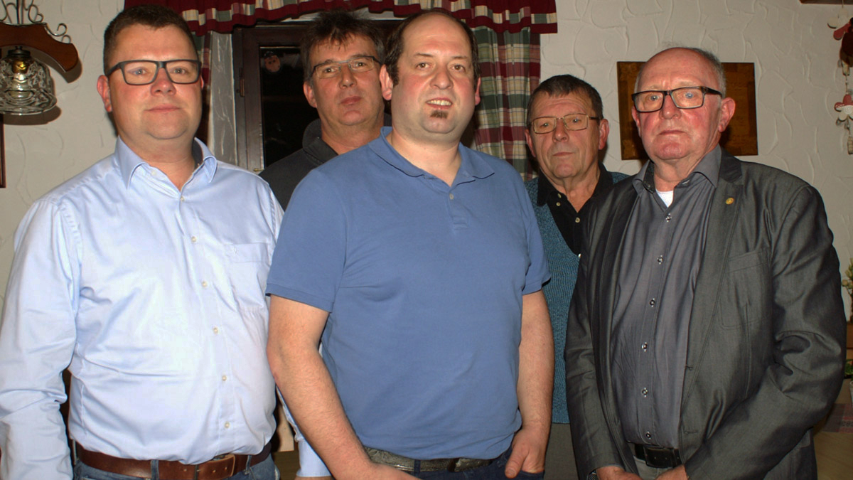 Auf dem Bild von links: Kassier Holger Dauses. Der ausscheidende Schriftführer Jürgen Fischer, 1. Vorsitzender Herbert Dauses, dahinter Schriftführer Stefan Tluczykont, 2. Vorsitzender Johann Salb