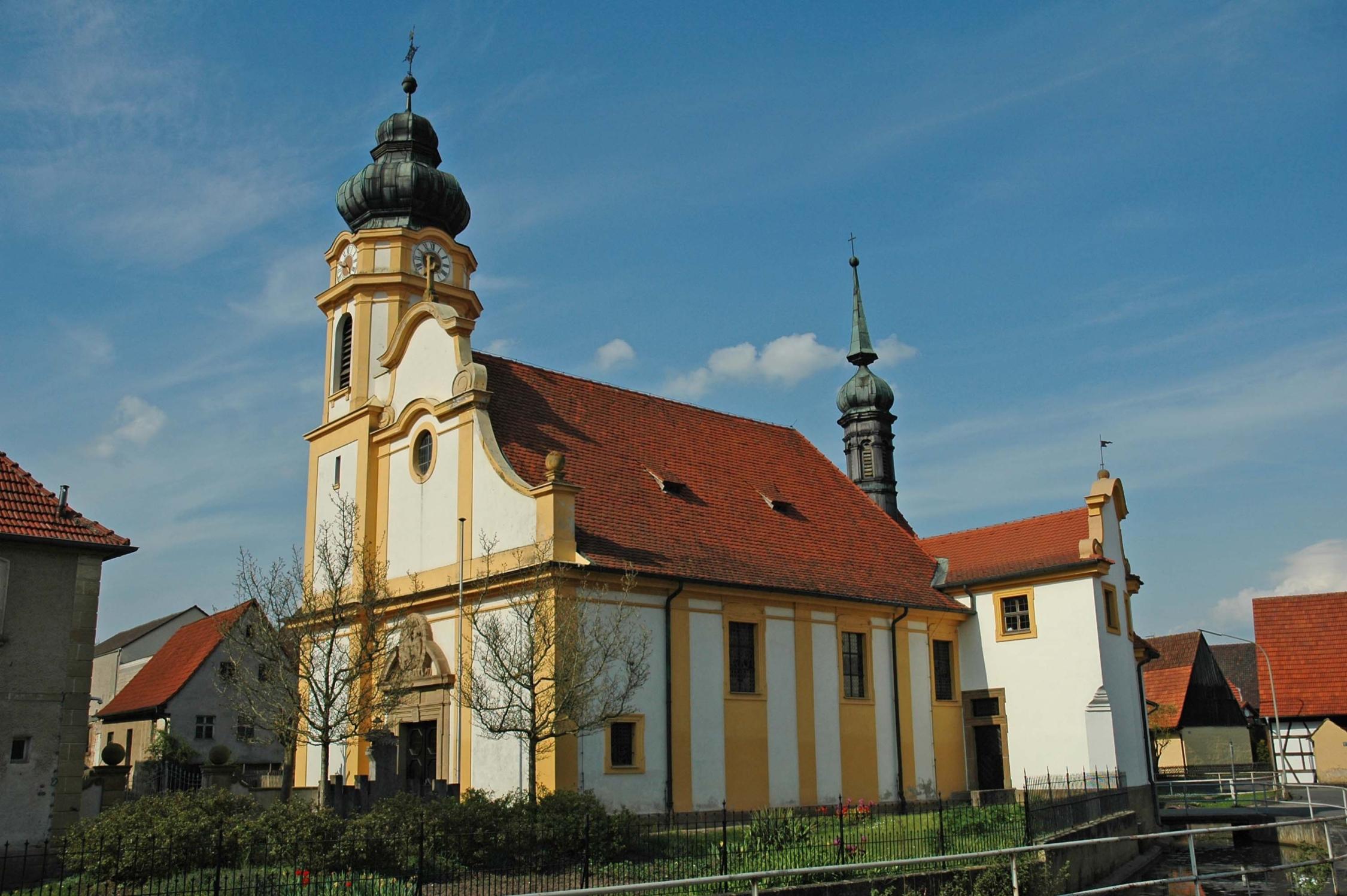 Außen Südseite der Kirche Maria Himmelfahrt