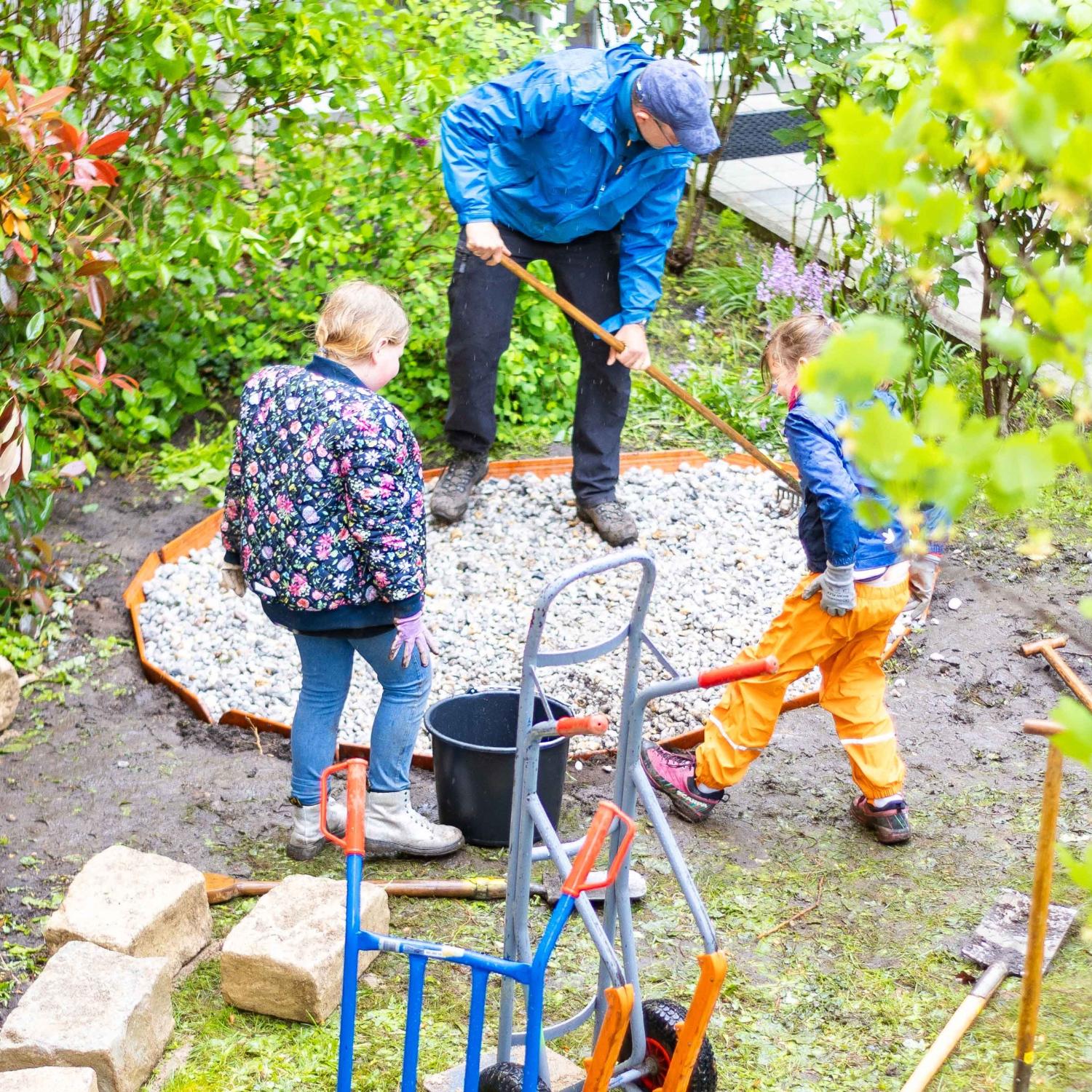 Bei der 72-Stunden-Aktion 2024 erneuerten Mitarbeitende und die Karmeljugend Bamberg die Außenanlagen des Jugendamts der Erzdiözese.