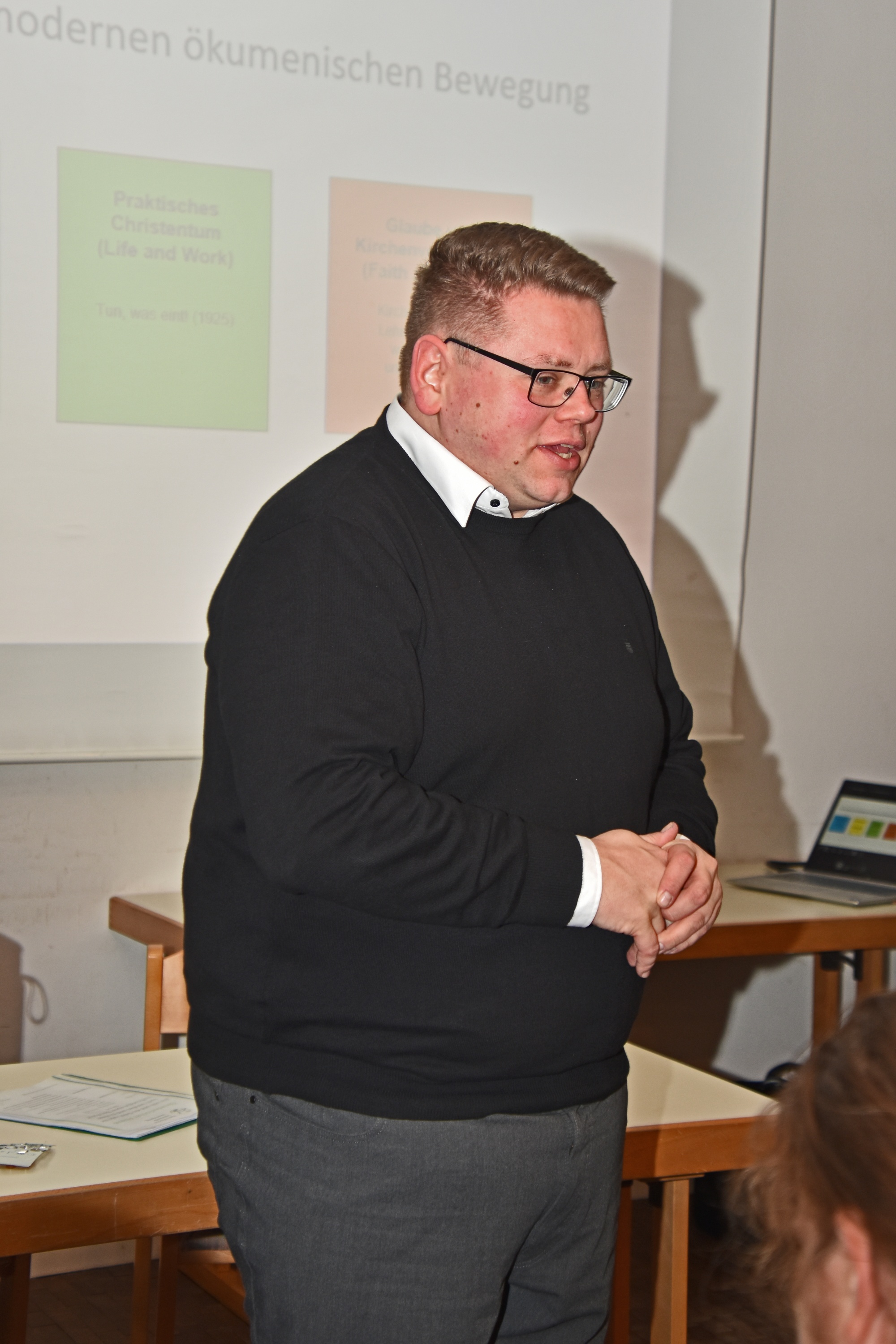 Begrüßung zu Gespräche im Pfarrheim durch Pfarrer Janek