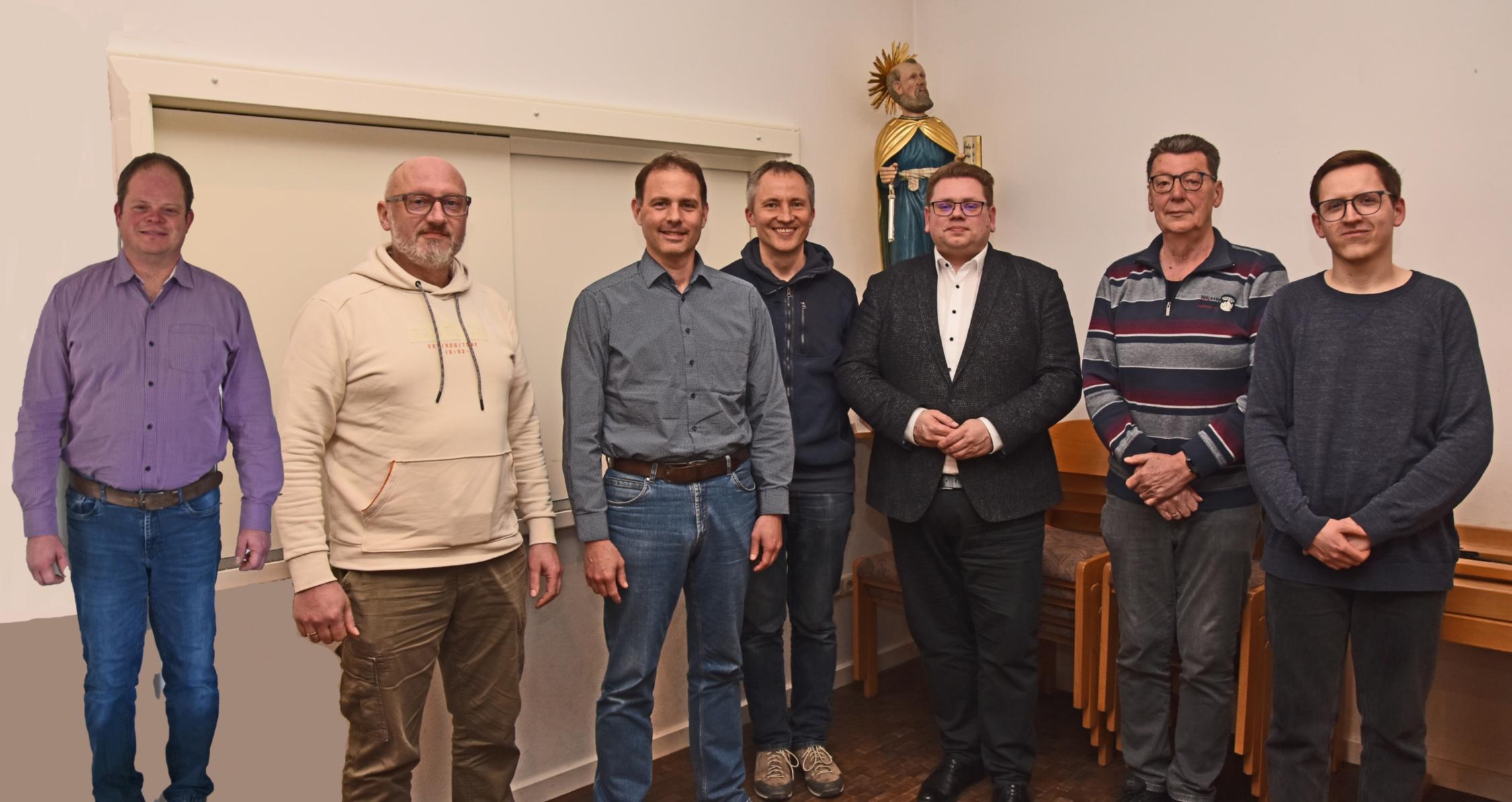 Im Bild von links: Tobias Reißenweber, Dieter Merkel, Schriftführer Stefan Köster, Verwaltungsleiter Tobias Späth, Pfarrer Philipp Janek, Kirchenpfleger Manfred Ullrich und Johannes Scheerbaum.