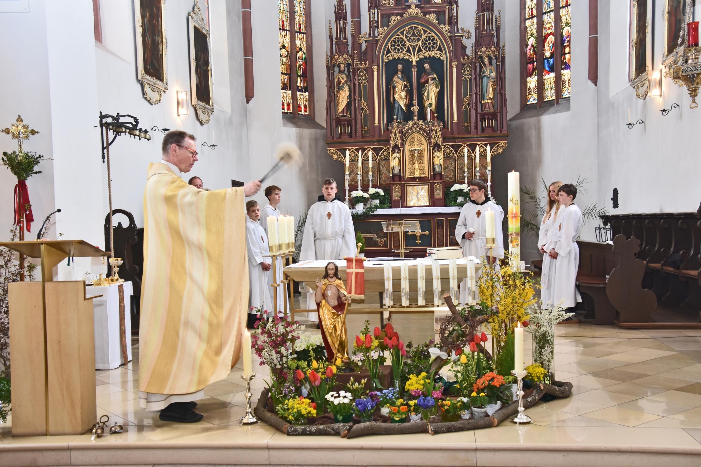 Die Kerzen für die verstorbenen Jubilare für jeden Jahrgang werden gesegnet