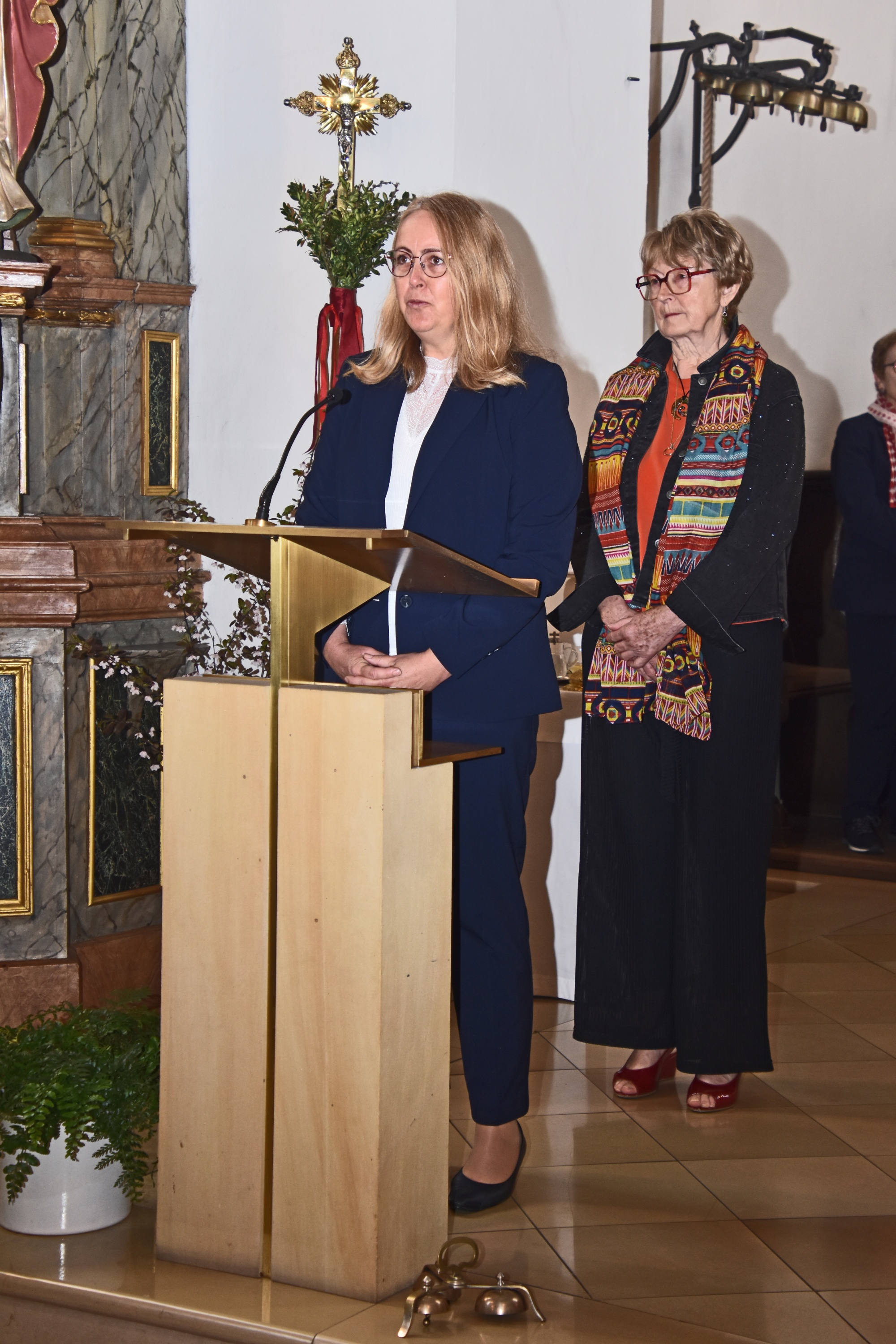 Fürbitte brachten Jubilarin Christine Jäger und Roselinde Muth