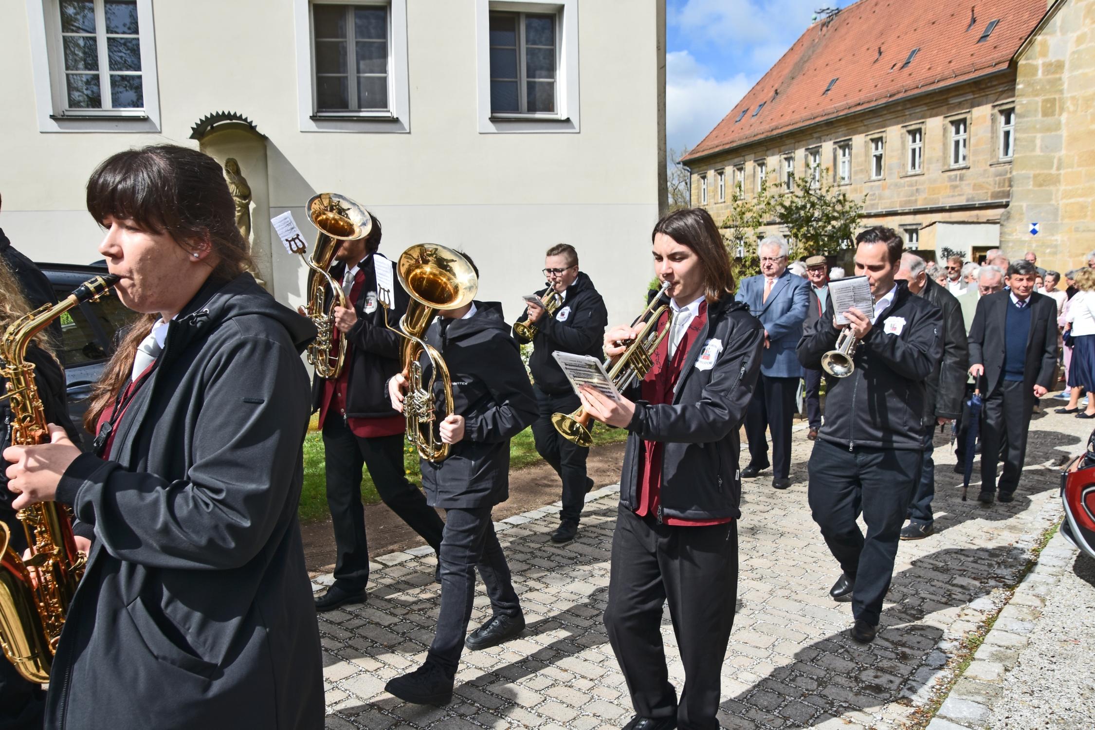 Auszug der Jubilare zum Pfarrhof