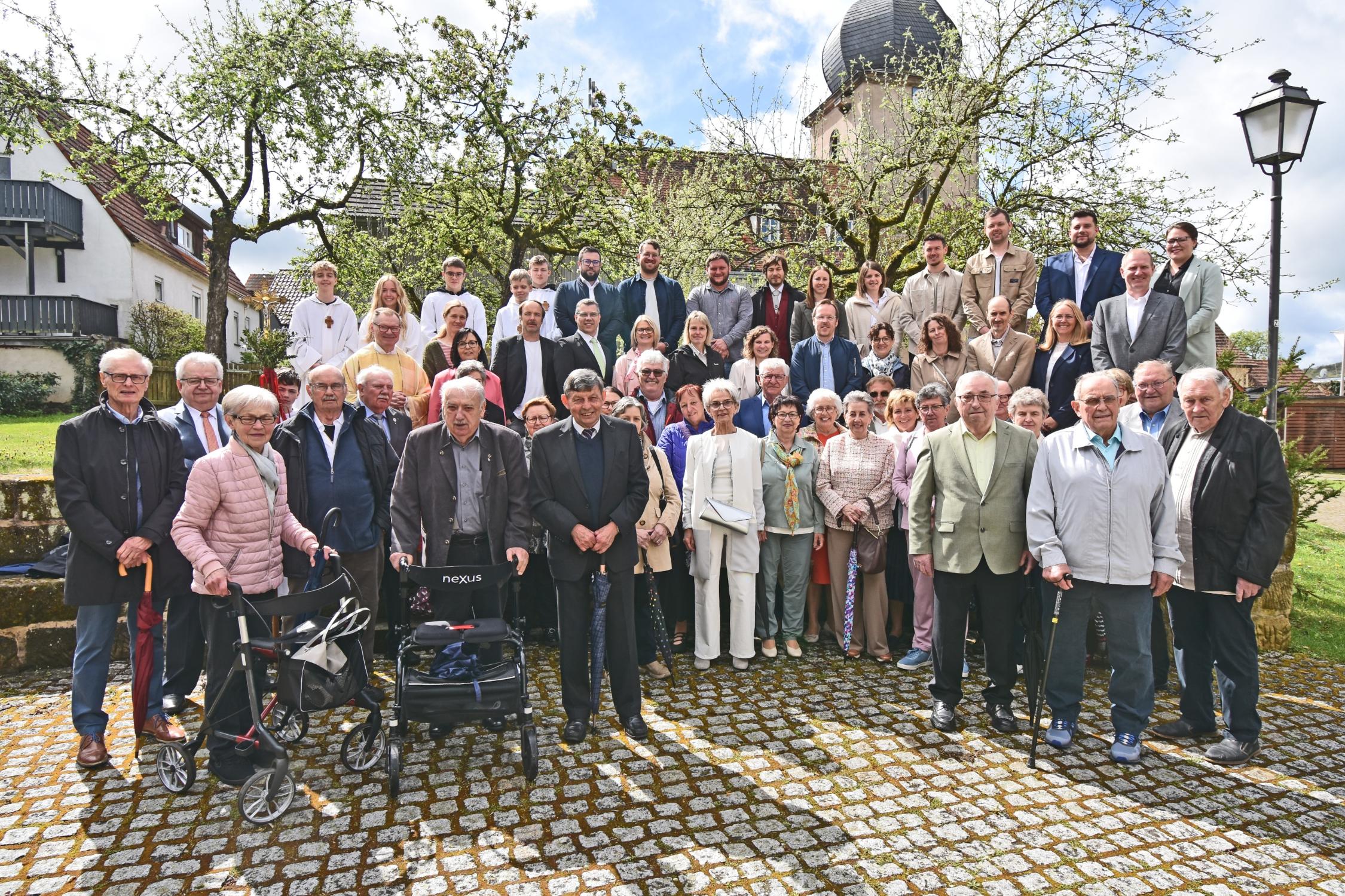 Gruppenbild aller 52 Jubilare mit Ministranten und Pfarrvikar Dieter Lankes