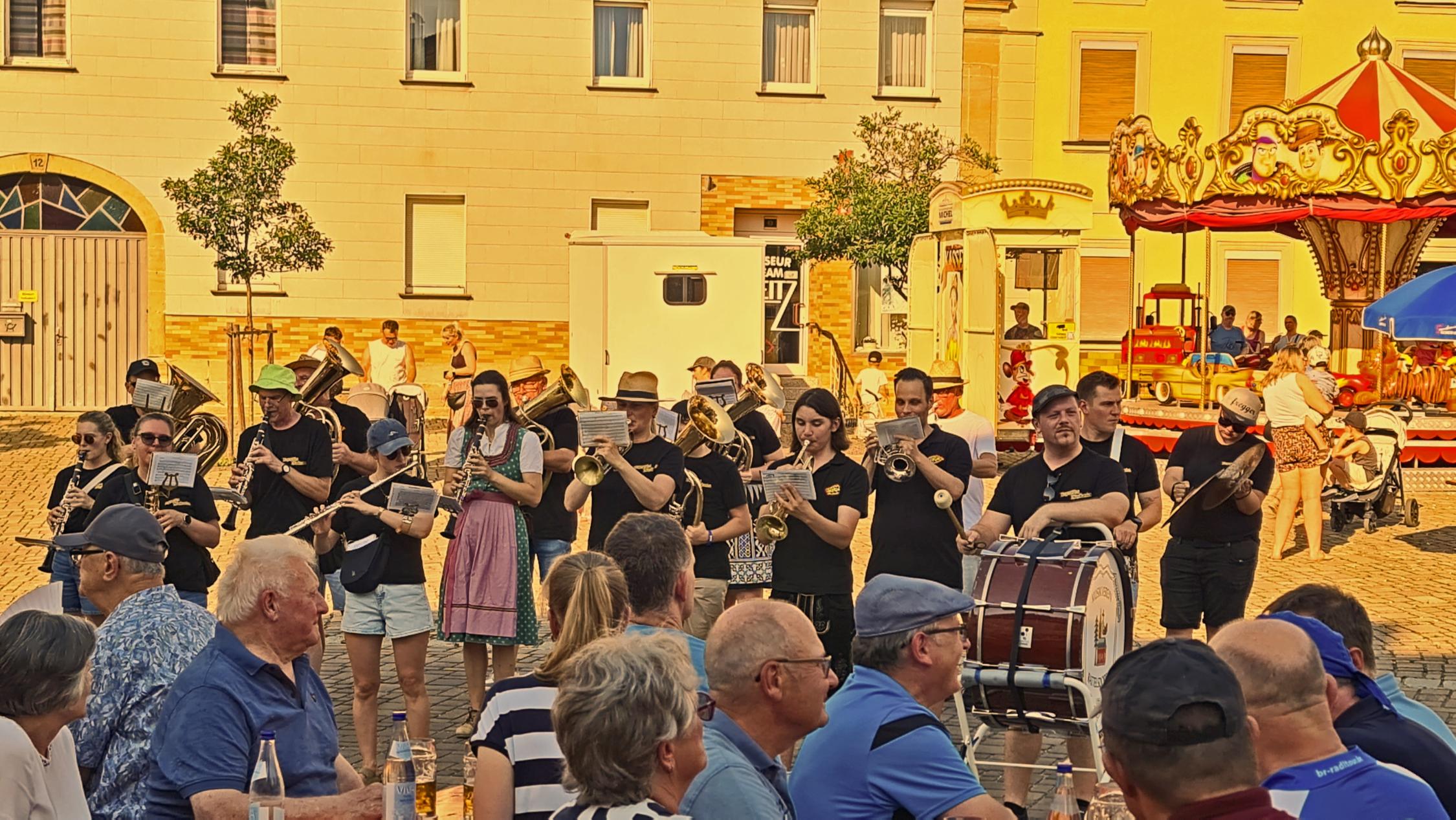 Die Itzgrunder Musikanten beim Einzug am Marktplatz