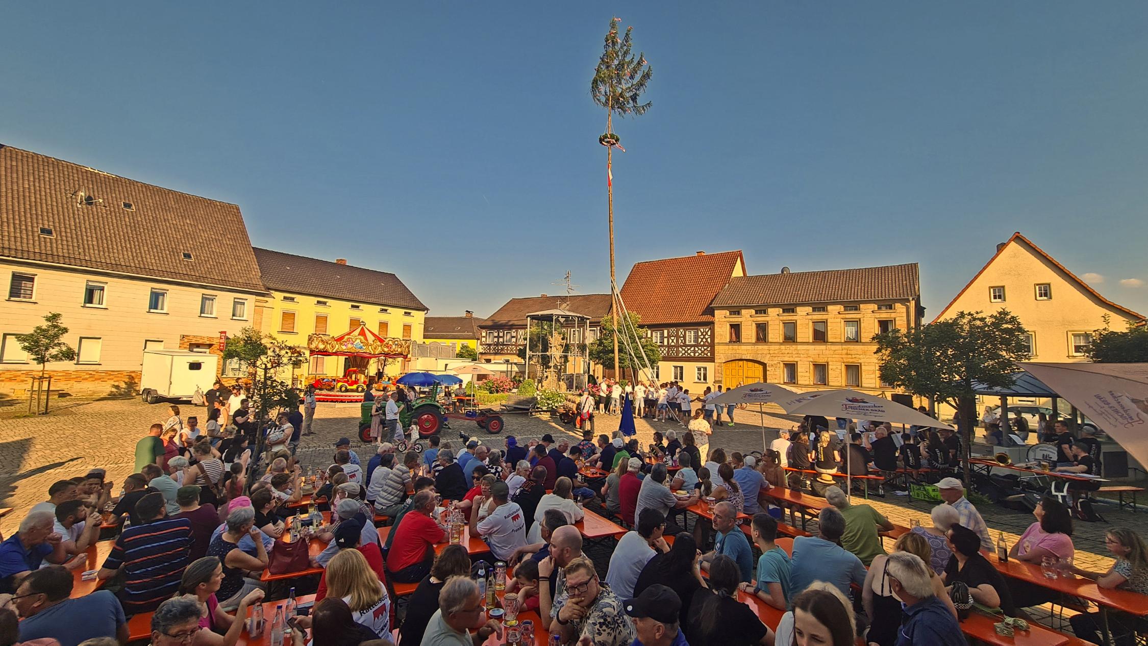 Viele Gäste verfolgten das Aufstellen des Kirchweihbaumes am marktplatz