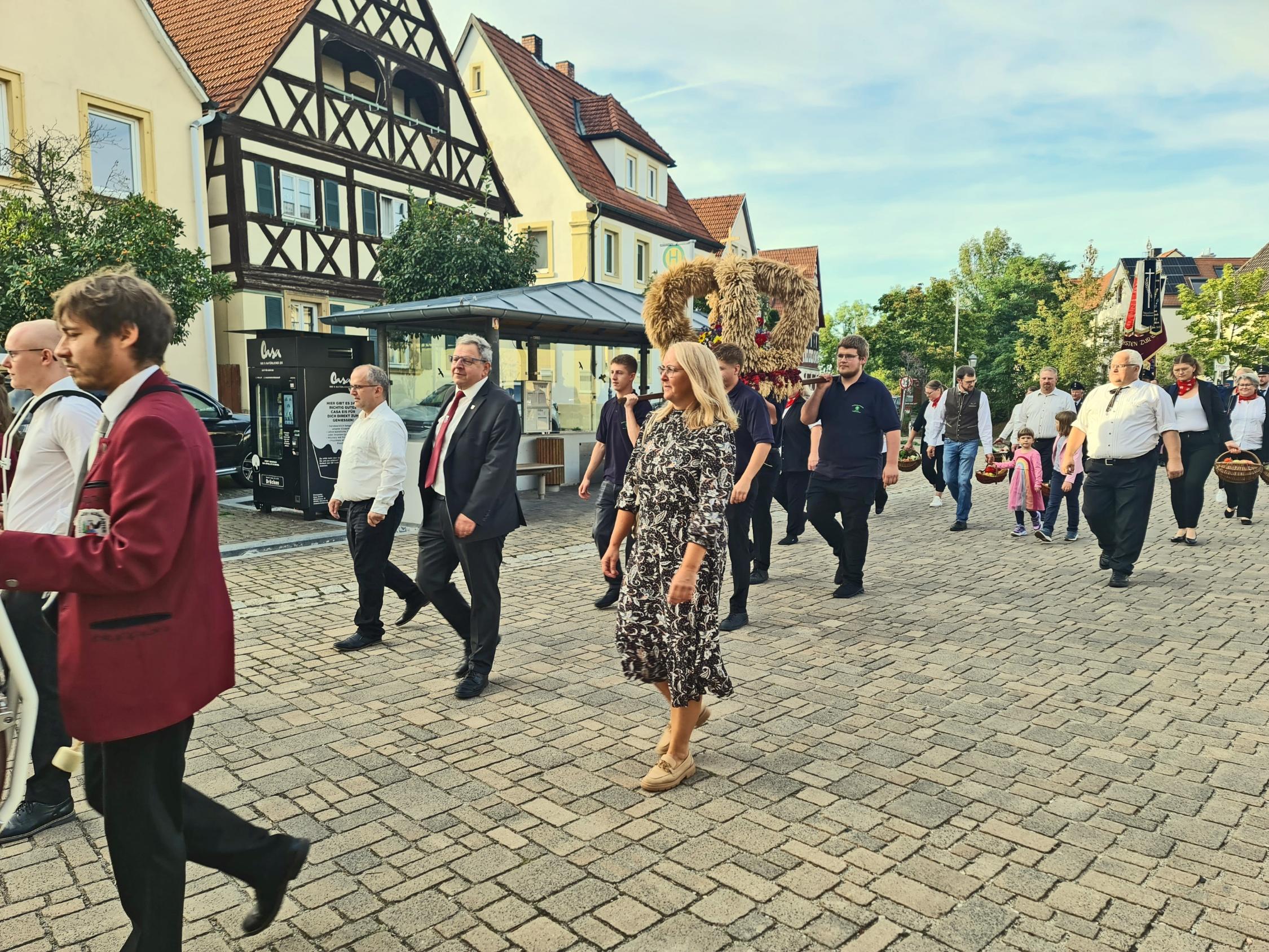 Kirchenparade vom Marktplatz zur Pfarrkirche