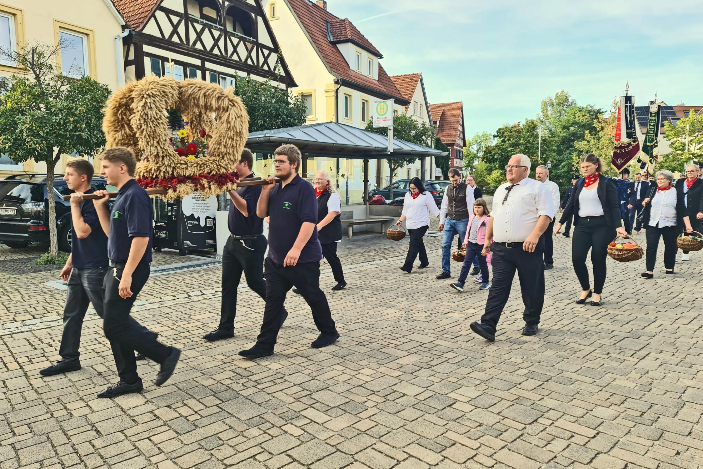 Die Träger der Erntekrone in diesem Jahr waren Fabian Meixner, Johannes Meixner, Julian Horcher und Finn Schneider.