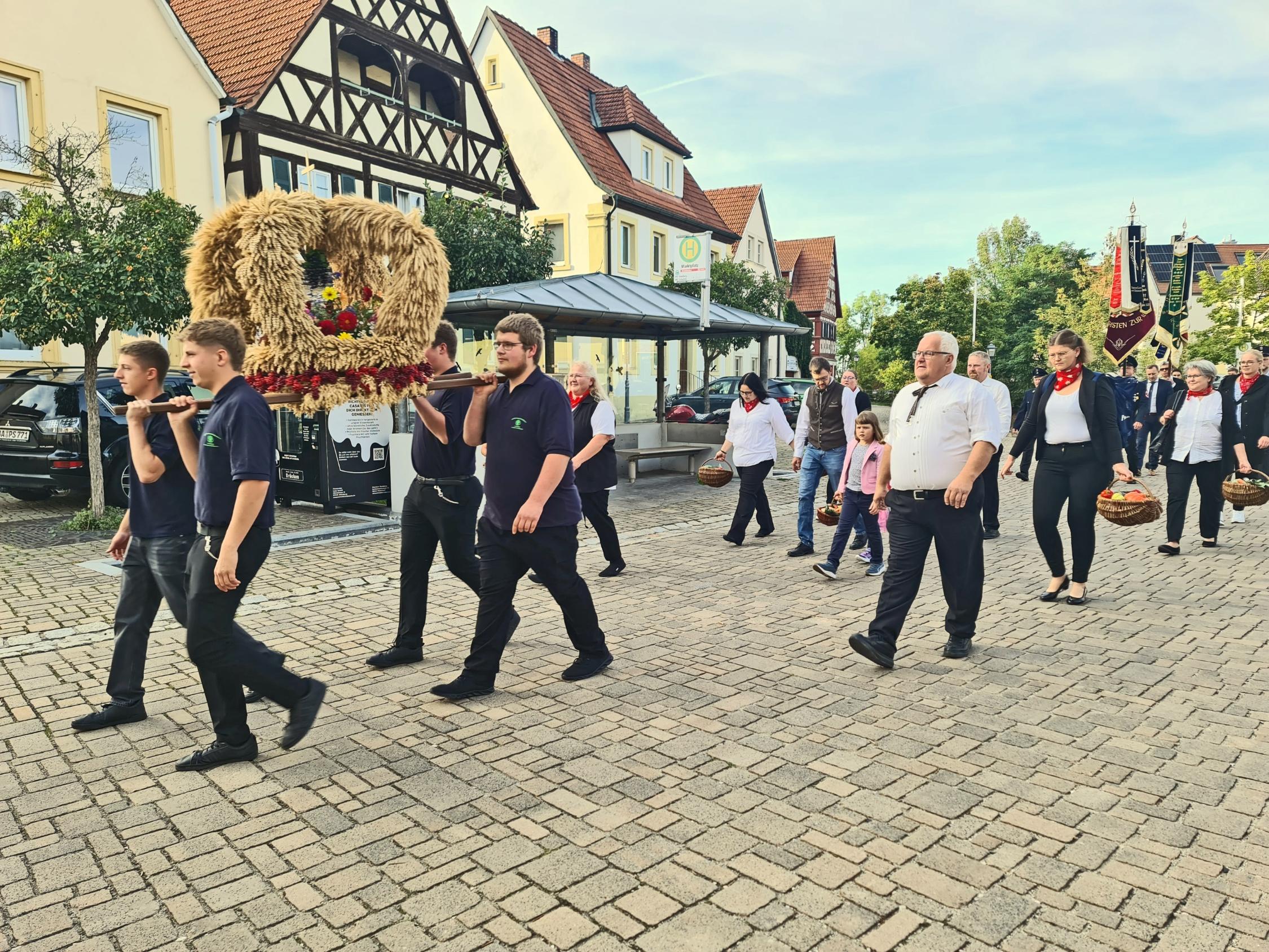 Die Träger der Erntekrone in diesem Jahr waren Fabian Meixner, Johannes Meixner, Julian Horcher und Finn Schneider.
