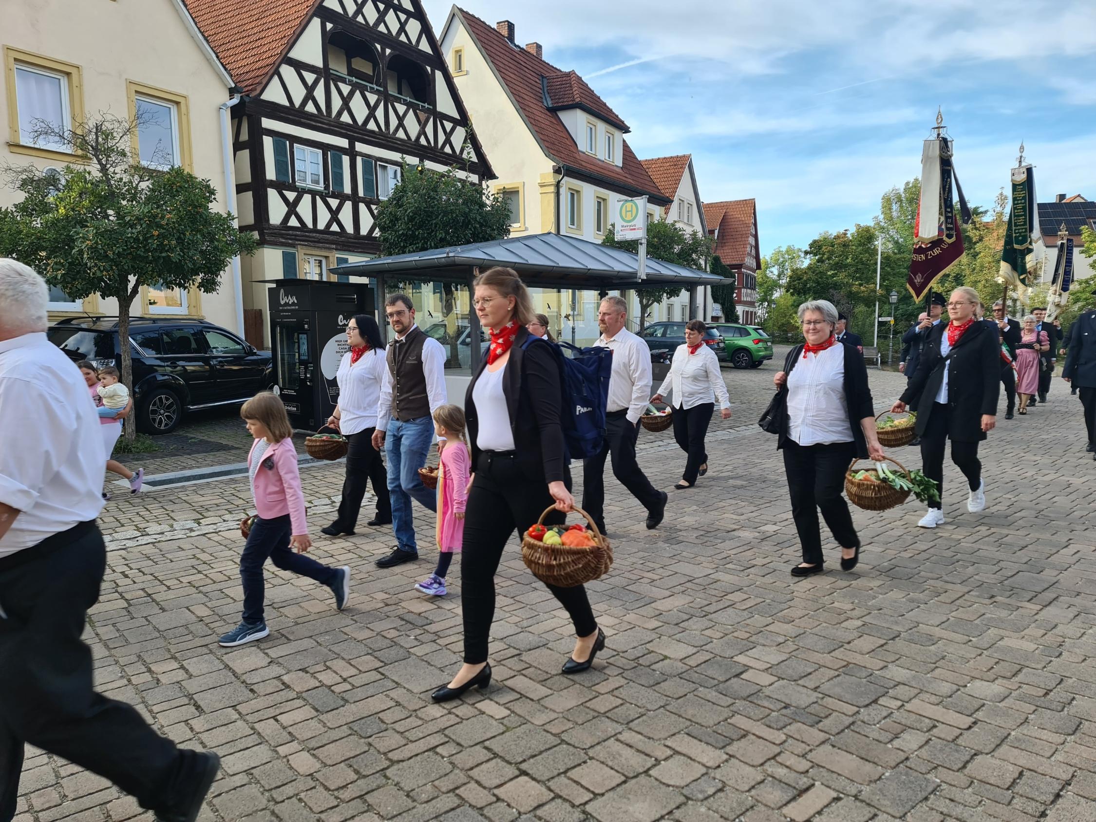 Kirchenparade von Marktplatz zur Pfarrkirche