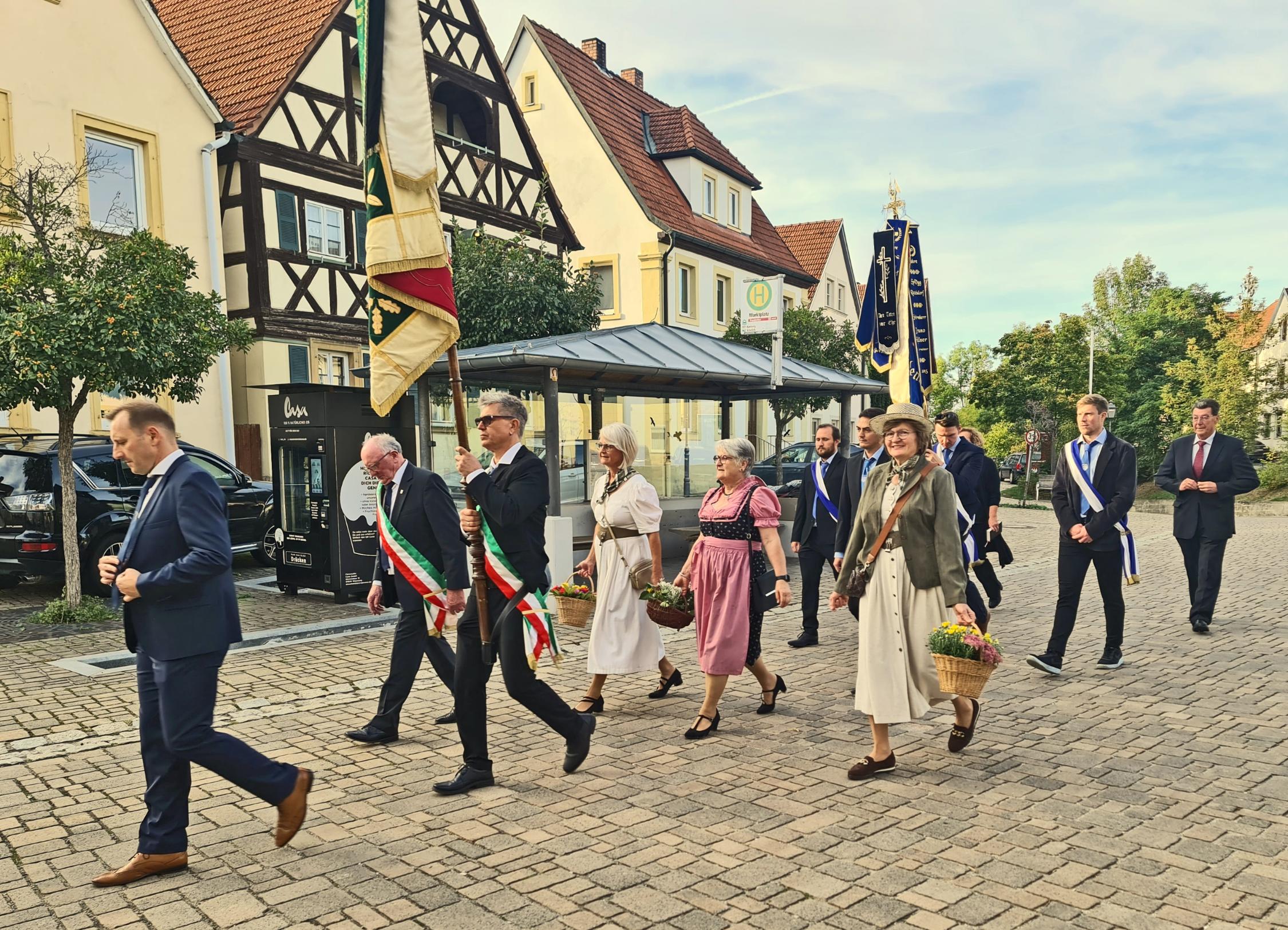 Kirchenparade vom Marktplatz zur Pfarrkirche