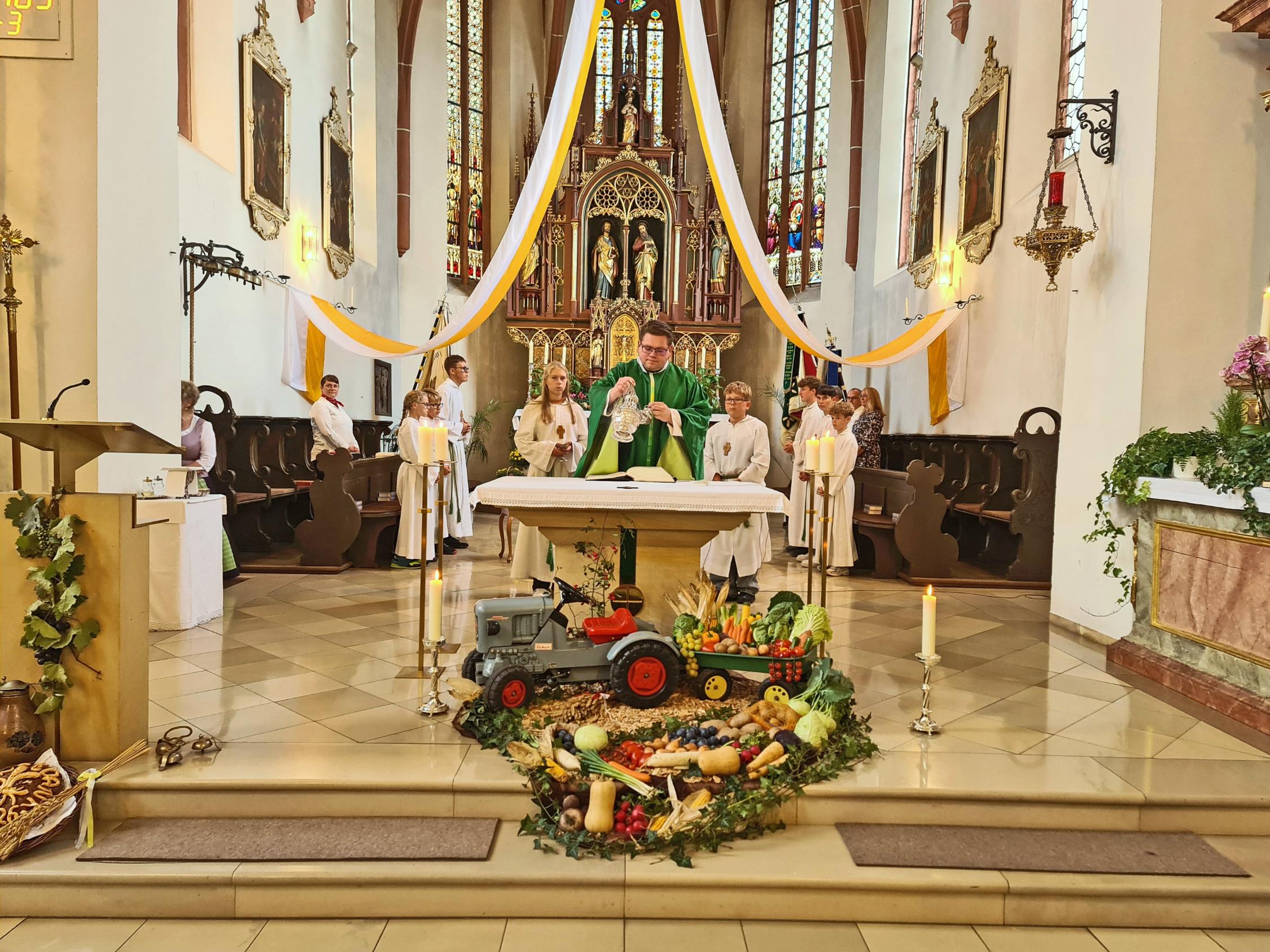 Pfarrer Philipp Janek am Volksaltar