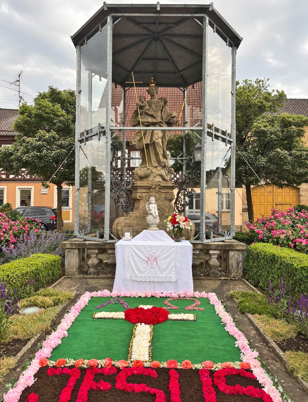 Fronleichnamsaltar an der Marianstatue