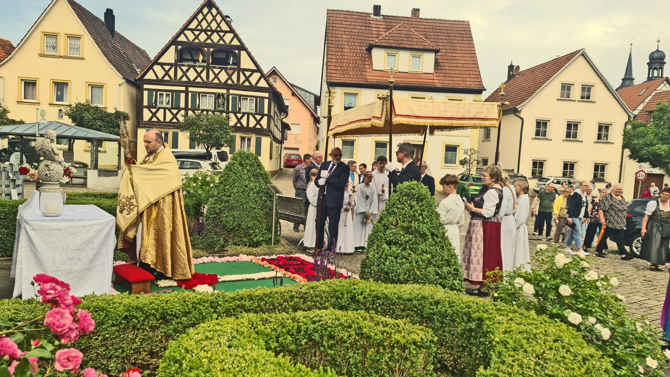 1. Fronleichnamsaltar am Marktplatz an der Marienstatue