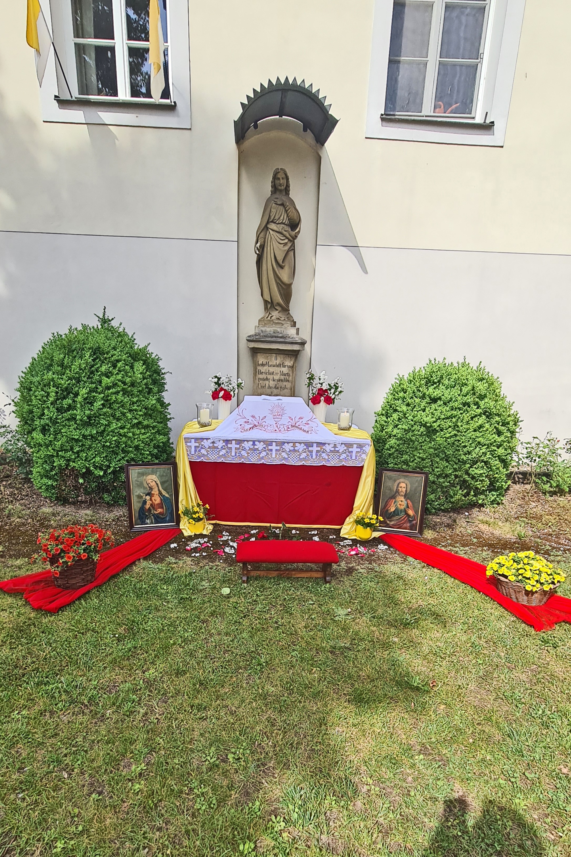 4. Fronleichnamsaltar am Kirchplatz