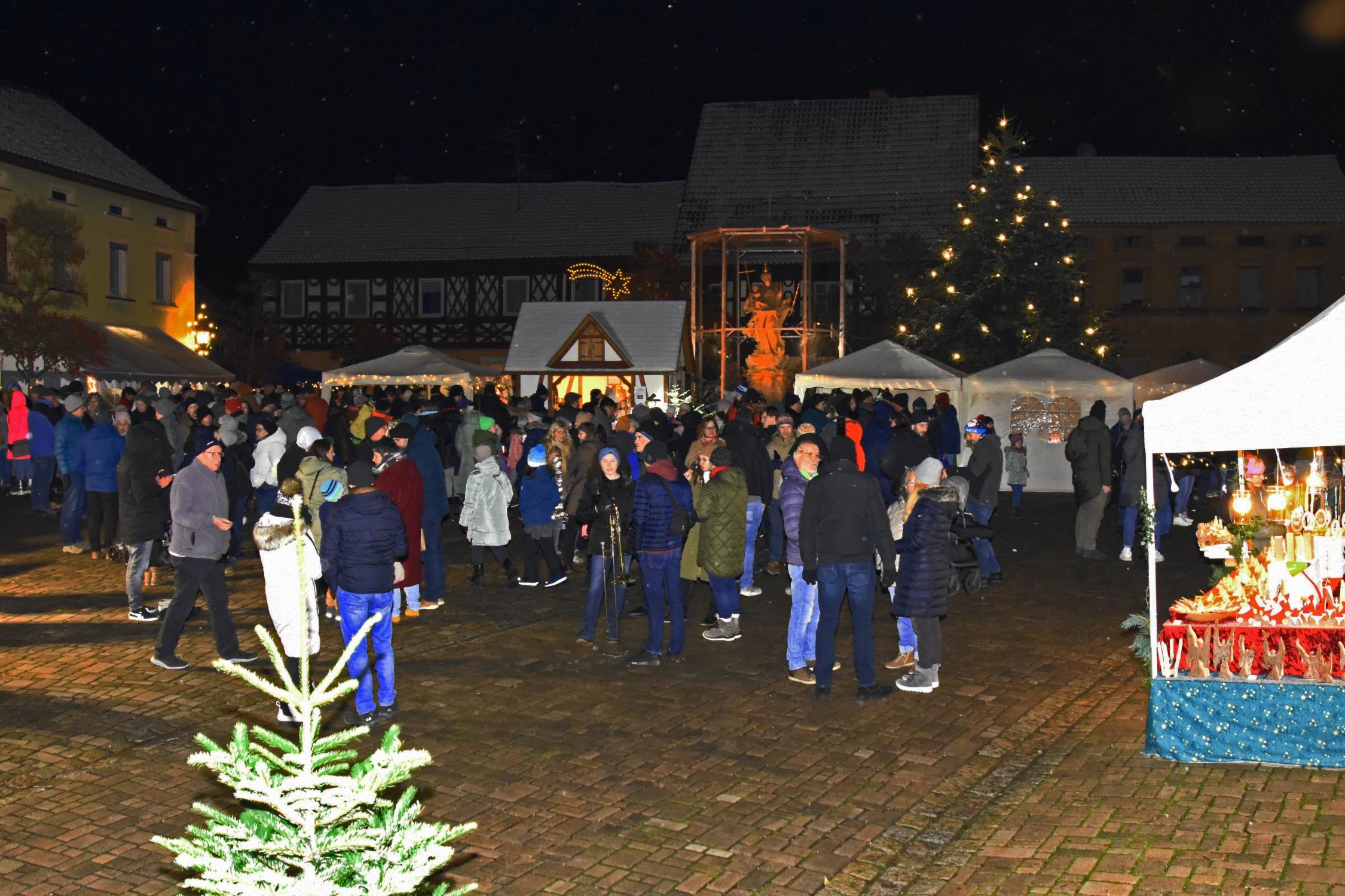 Krippeneröffnung mit Adventsmarkt