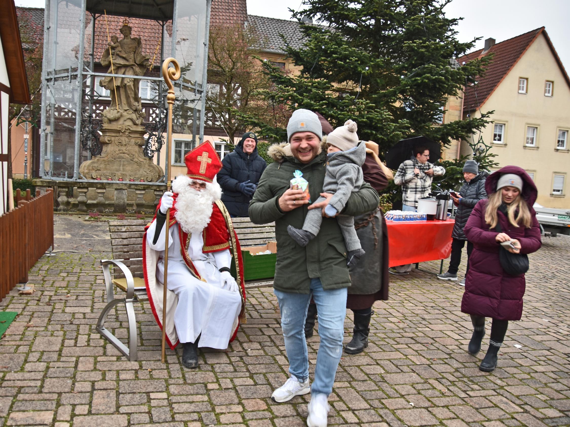 Nikolaus an der Krippe