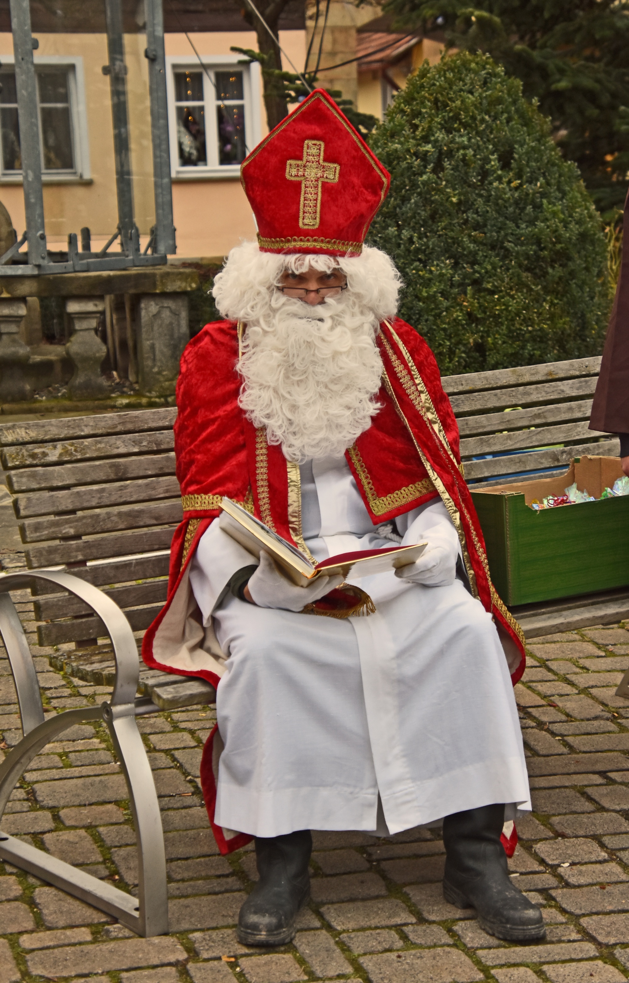 Nikolaus an der Krippe
