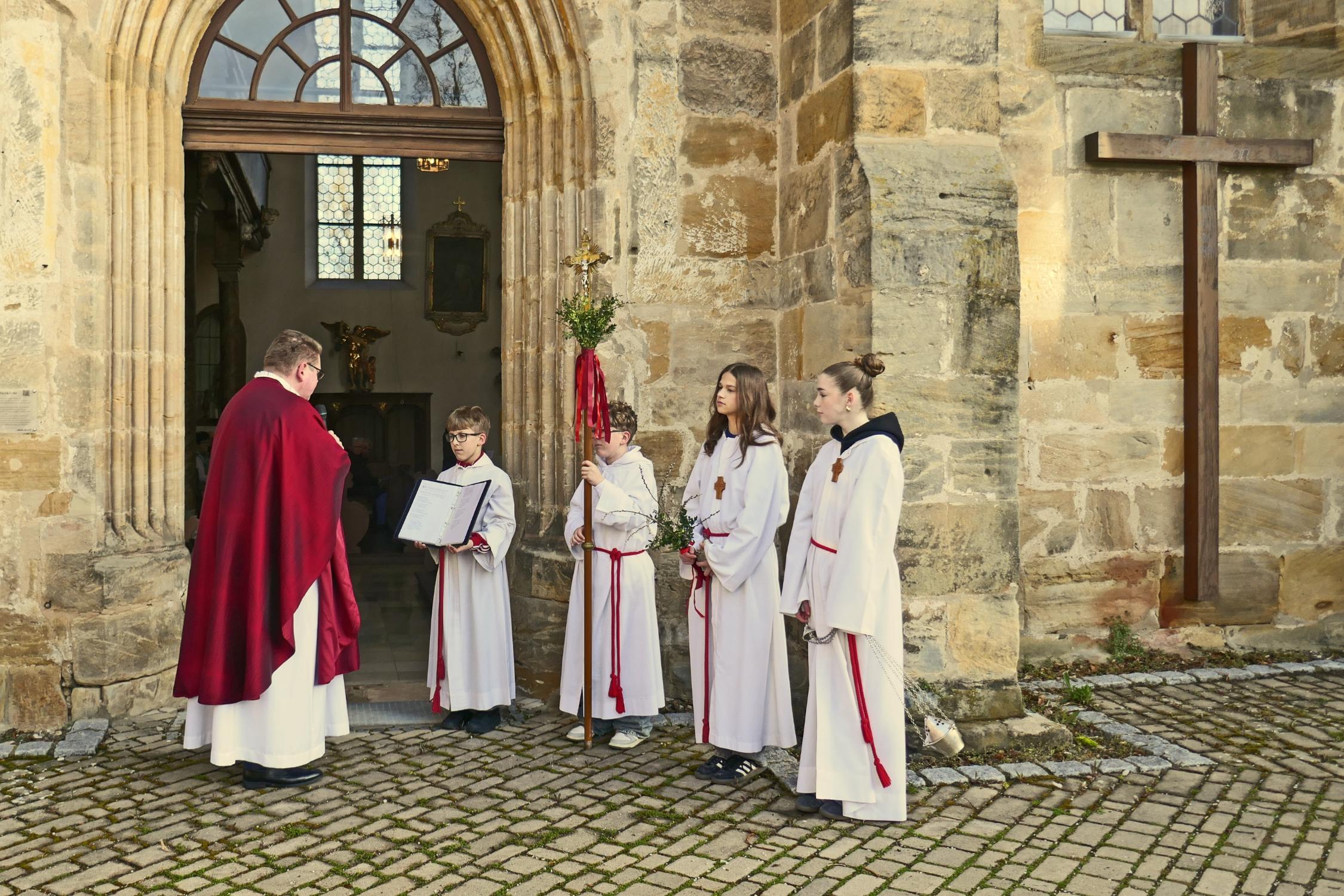 Ruf am Kirchenportal