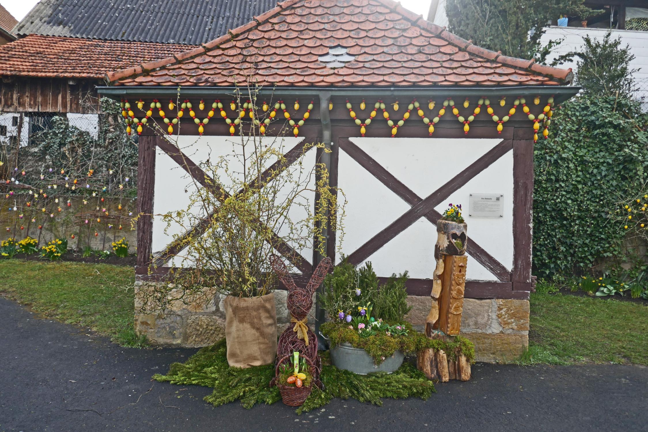 Das österlich geschmückte Brunnenhaus